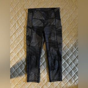 LULULEMON Sz 4 Blue & White Stripes 21” Inseam Crop Legging 8” Rise